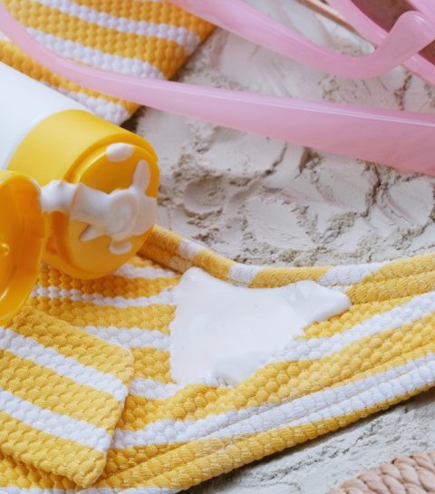 Hoe zonnebrandvlekken uit zwemkleding verwijderen